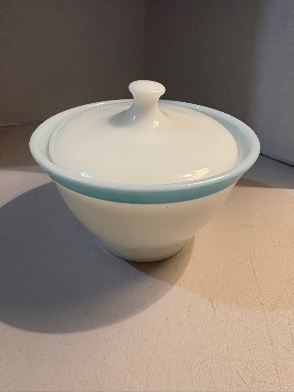 1950s Pyrex sugar bowl milk glass with turquoise trim - Picture 8 of 8